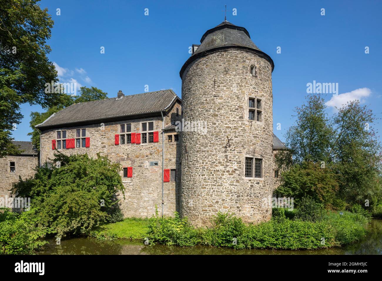 Germany, Ratingen, Bergisches Land, Rhineland, North Rhine-Westphalia, NRW, moated castle Haus zum Haus at the Anger, ditch is fed by the Anger creek, Middle Ages, cultural foundation, concerts, restaurant Stock Photo