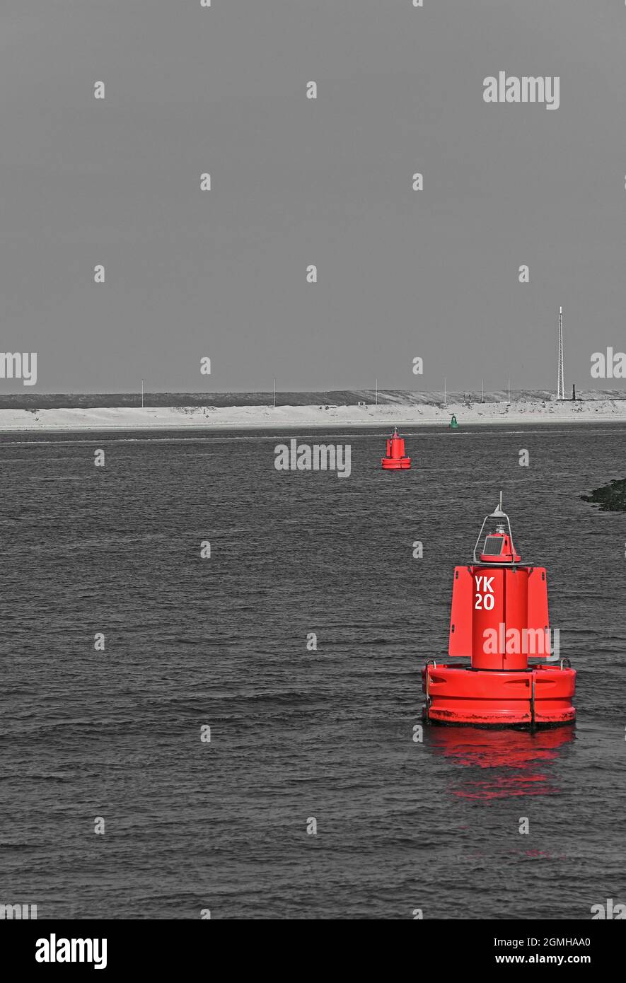 port of rotterdam (maasvlakte 2) / netherlands - 2021-09-02:  navigation beacons in prinses arianehaven - background: north sea dyke  --  [credit: joa Stock Photo