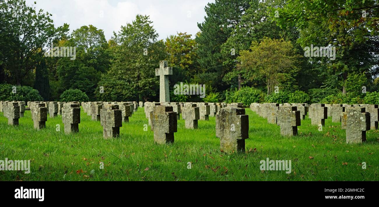 Südwest-Friedhof in Essen Haarzopf, Burial ground of the year 1944, men, women and nameless Stock Photo