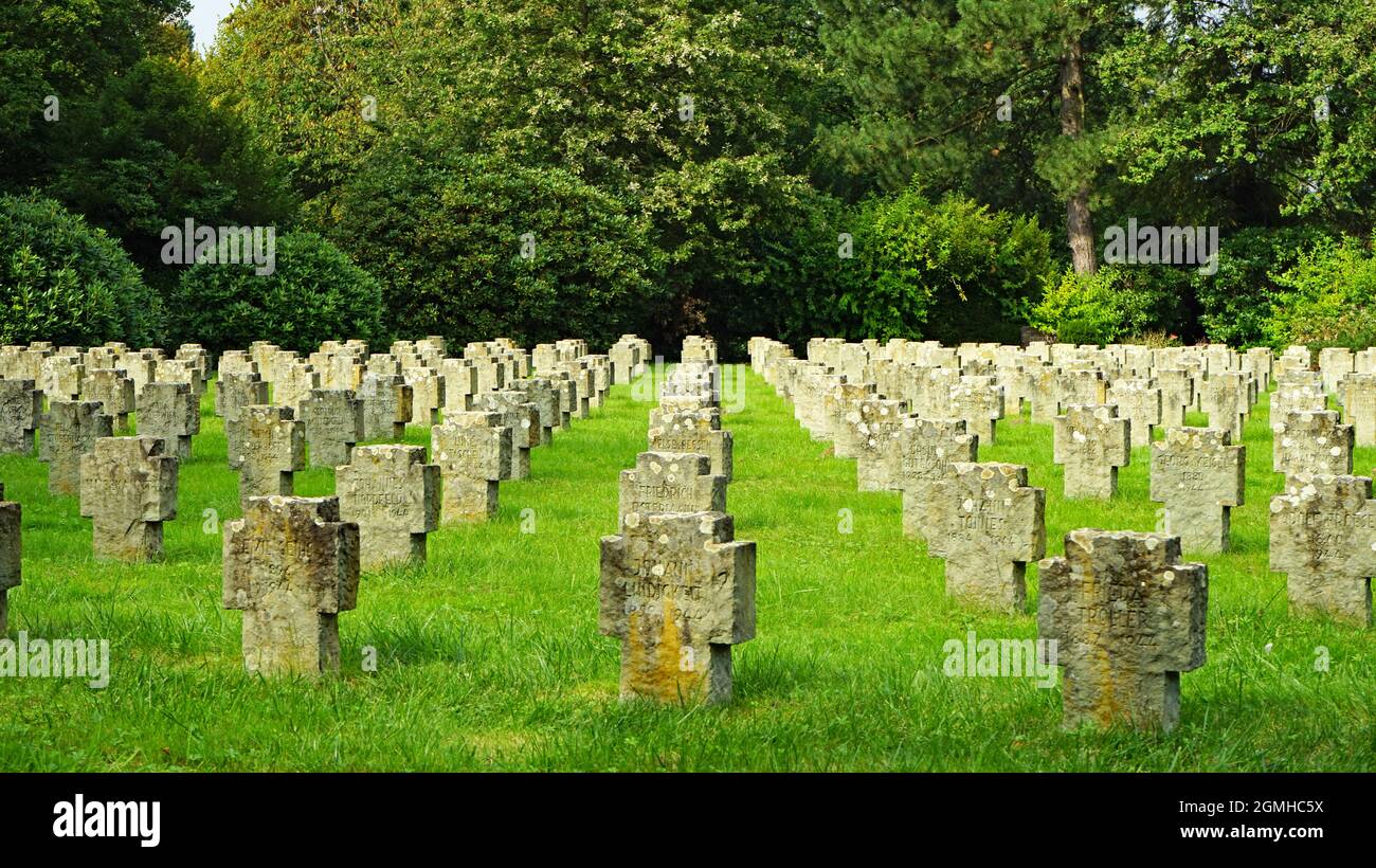 Südwest-Friedhof in Essen Haarzopf, Burial ground of the year 1944, men, women and nameless Stock Photo