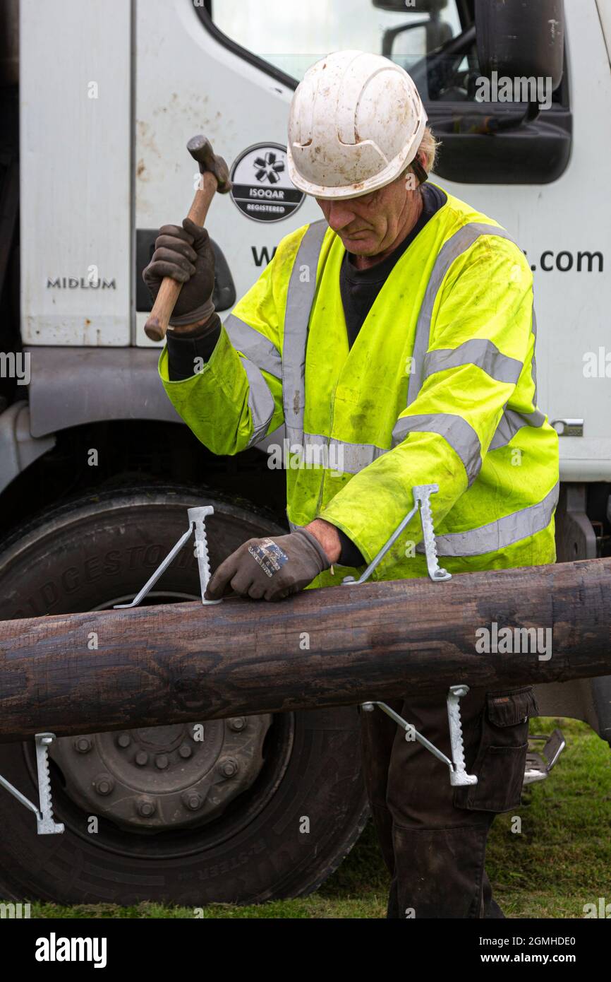 installing a pole for an overhead fiber Optic Broadband Cable Stock Photo