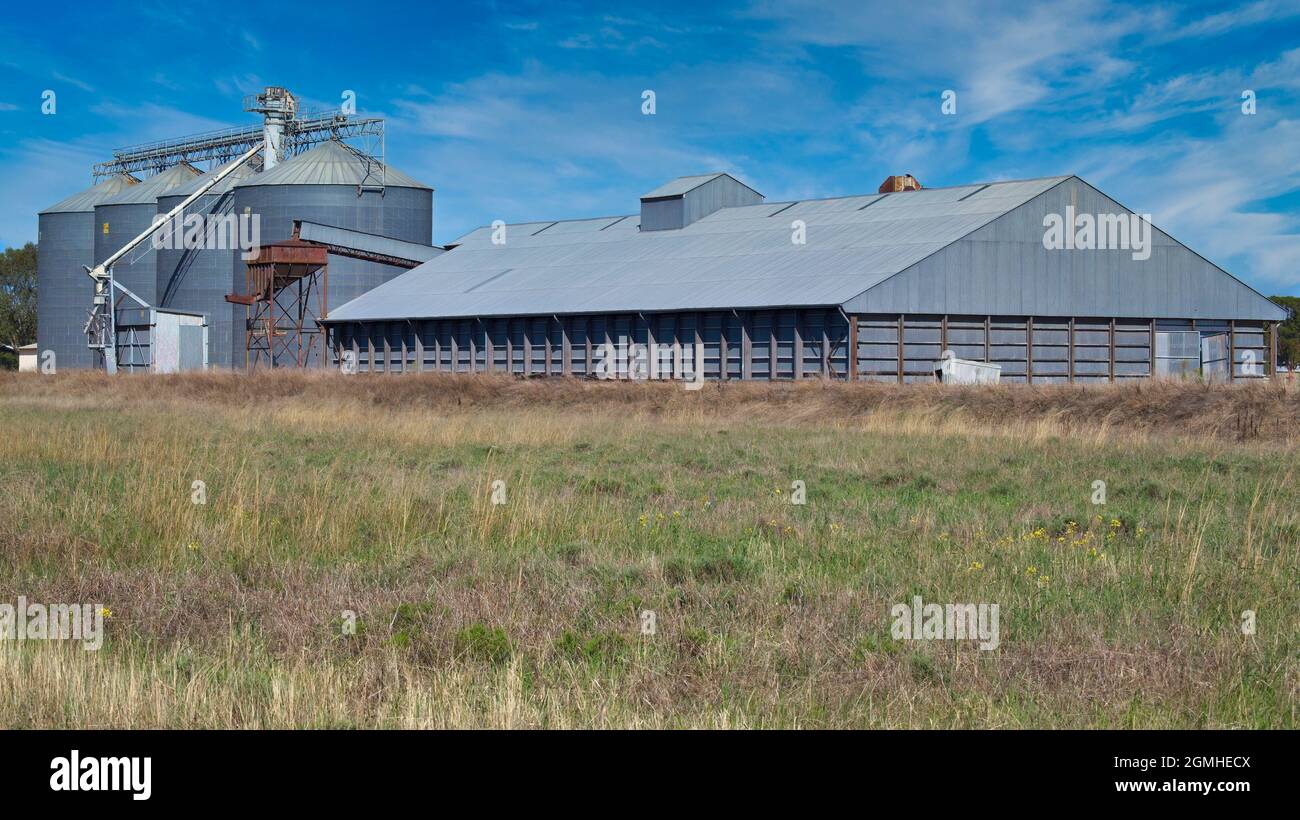 Silos and big shed beside railway line in rural NSW Australia Stock Photo
