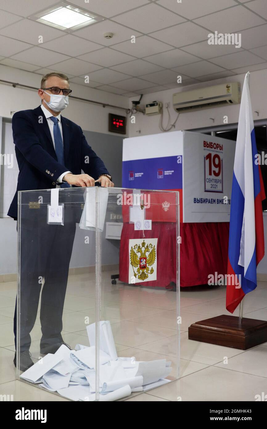 Chennai, Tamil Nadu, India. 19th Sep, 2021. Russian consulate general Oleg  N. Avdeev casts his ballot at a polling station set up at the Russian  Center for Science and Arts in Chennai