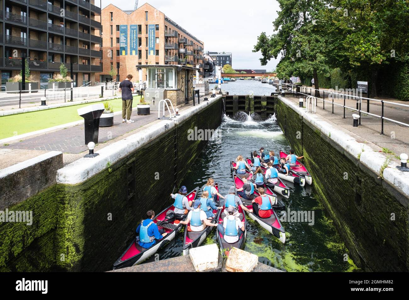 Old Ford Lock (Lock 19) on the River Lea Navigation canal at Old Ford, Fish Island,  London Stock Photo