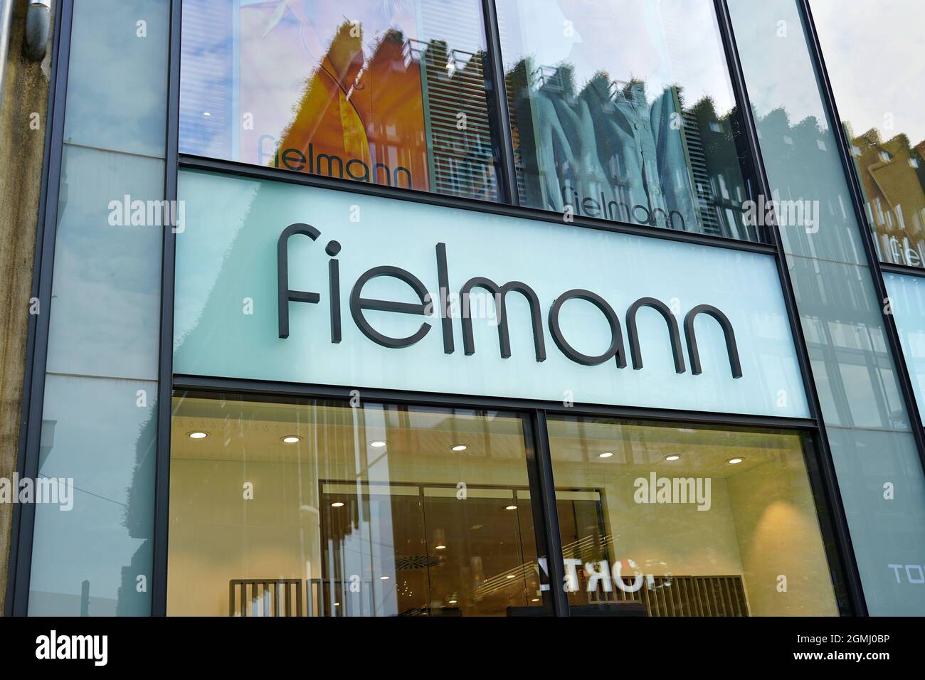 Fielmann store exterior on the shopping street Schadowstraße in Düsseldorf,  Germany. Fielmann is a German optician's store chain Stock Photo - Alamy