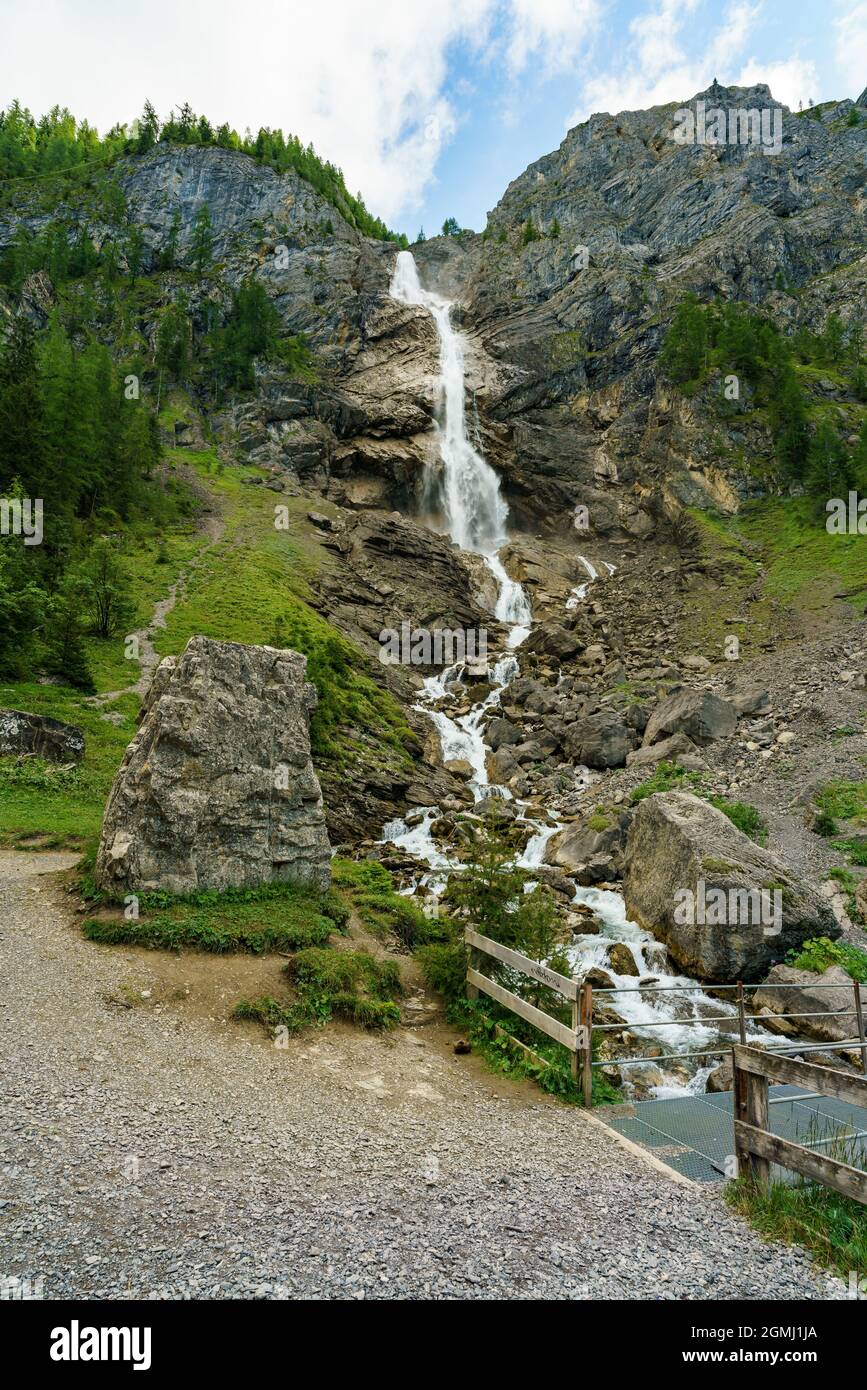starker, grosser Wasserfall in Adelboden, Berner Oberland, Schweiz. das Wasser fällt von einer hohe Felswand herunter. Stock Photo