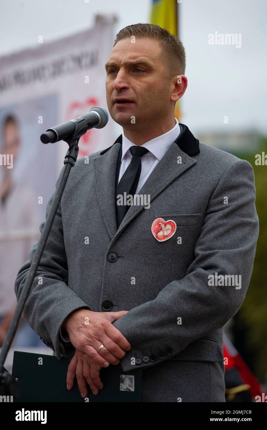 https://c8.alamy.com/comp/2GMJ7CB/warsaw-poland-poland-19th-sep-2021-robert-bakiewicz-far-right-and-nationalist-activist-addresses-the-crowd-during-the-pro-life-march-on-september-19-2021-in-warsaw-poland-several-hundreds-people-took-part-in-a-pro-life-march-under-the-slogan-dad-be-present-guide-protect-to-show-support-to-traditional-understanding-of-marriage-and-safeguard-of-life-from-the-conception-among-others-credit-image-aleksander-kalkazuma-press-wire-2GMJ7CB.jpg