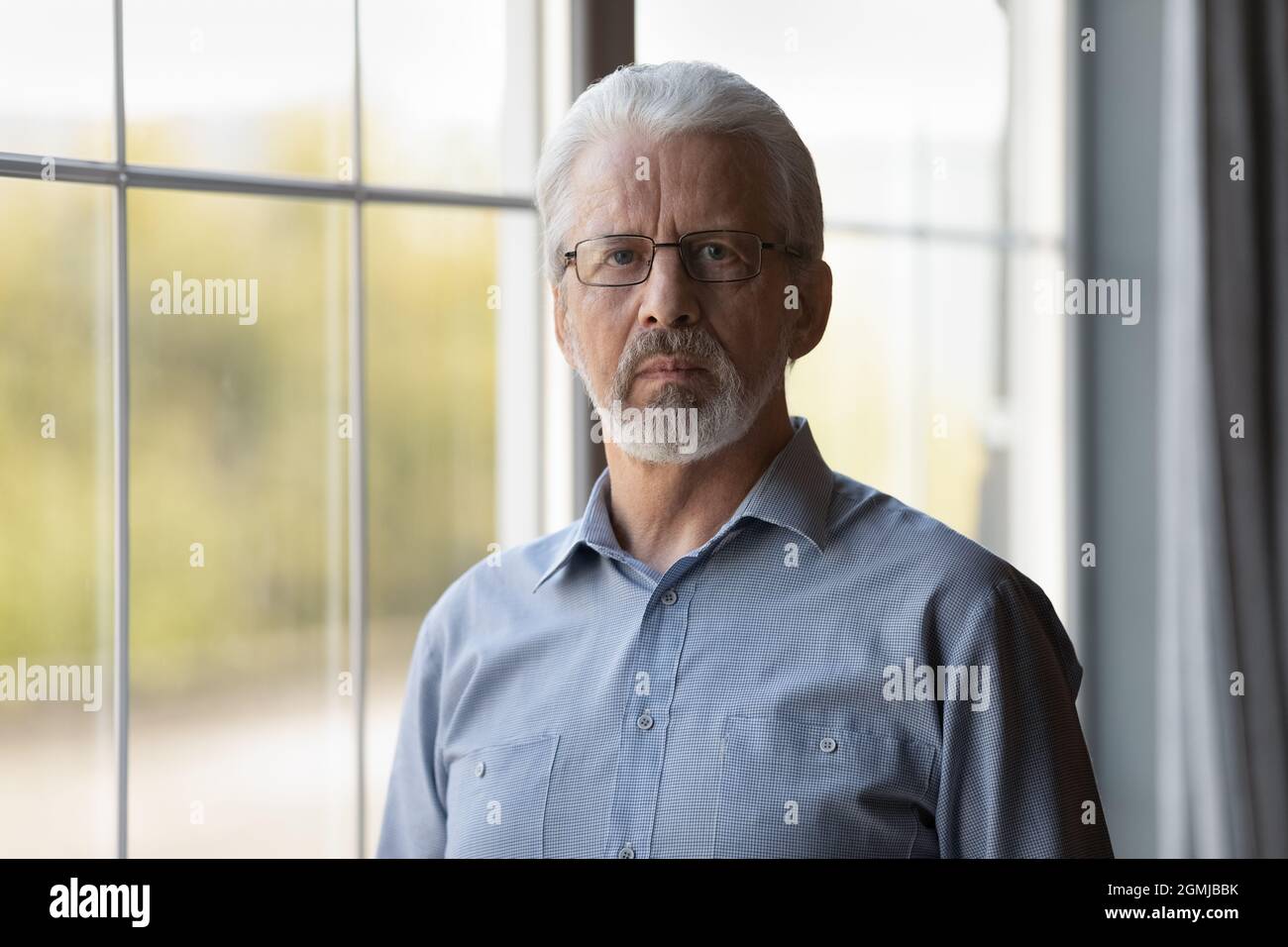 Grey haired man wearing glasses hi-res stock photography and images - Alamy