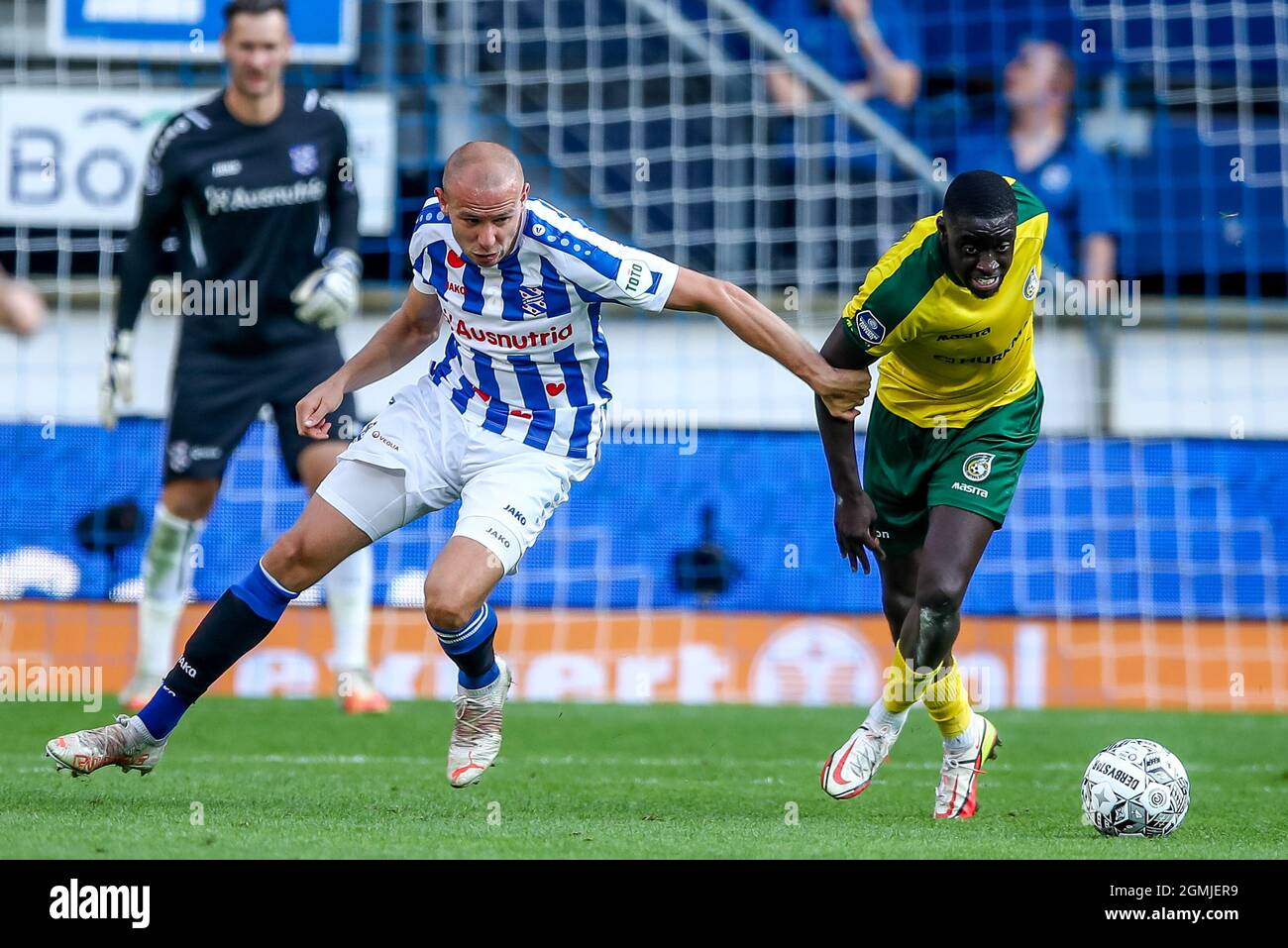 HEERENVEEN, NETHERLANDS - SEPTEMBER 18: Sven van Beek of SC Heerenveen, Bassala Sambou of Fortuna Sittard during the Dutch Eredivisie match between SC Heerenveen and Fortuna Sittard at Abe Lenstra Stadion on September 18, 2021 in Heerenveen, Netherlands (Photo by Pieter van der Woude/Orange Pictures) Stock Photo