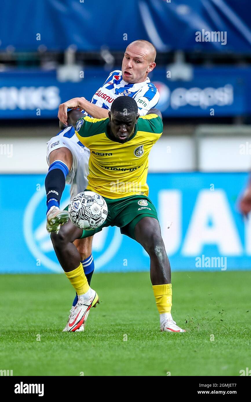 HEERENVEEN, NETHERLANDS - SEPTEMBER 18: Sven van Beek of SC Heerenveen, Bassala Sambou of Fortuna Sittard during the Dutch Eredivisie match between SC Heerenveen and Fortuna Sittard at Abe Lenstra Stadion on September 18, 2021 in Heerenveen, Netherlands (Photo by Pieter van der Woude/Orange Pictures) Stock Photo