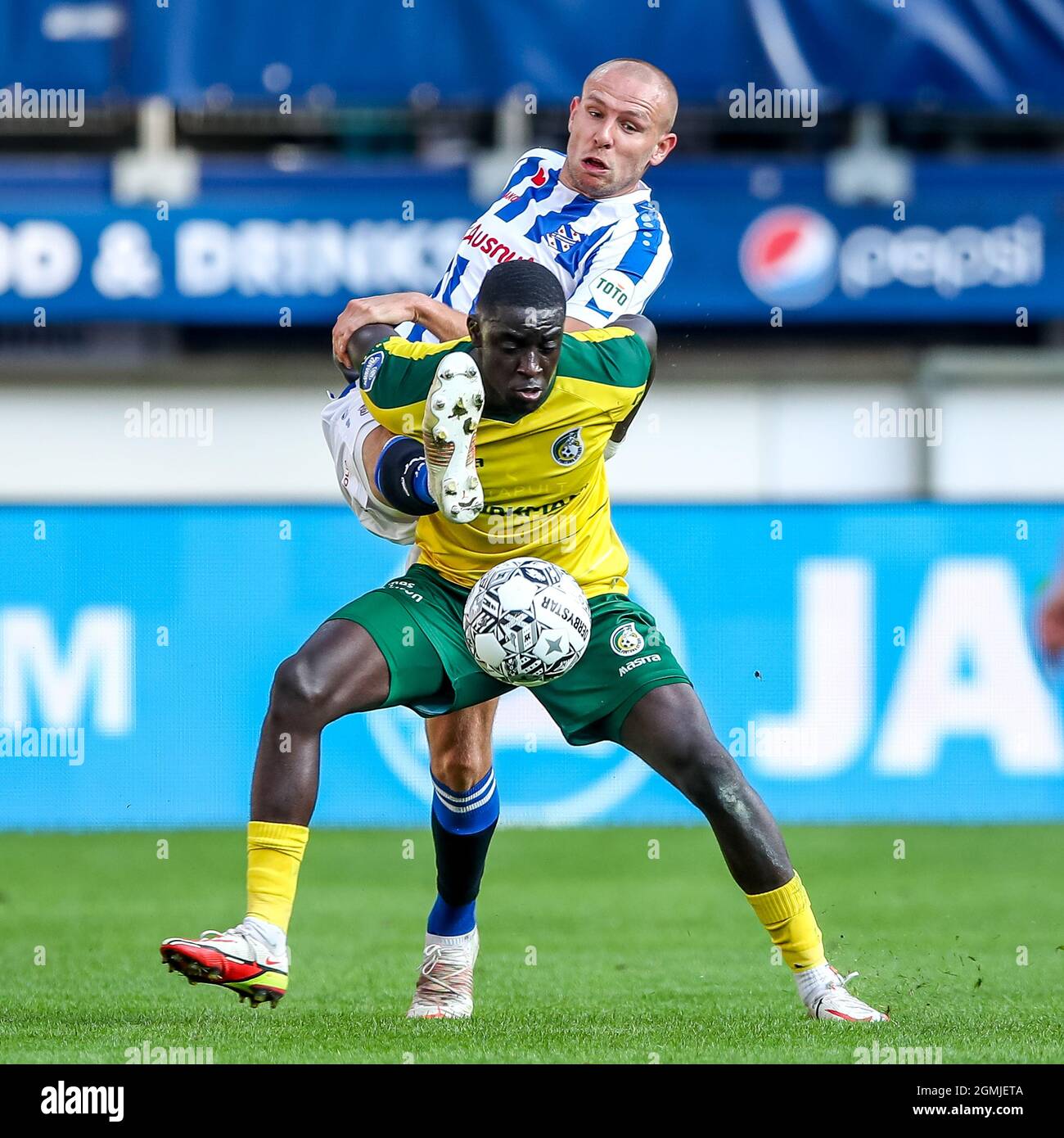 HEERENVEEN, NETHERLANDS - SEPTEMBER 18: Sven van Beek of SC Heerenveen, Bassala Sambou of Fortuna Sittard during the Dutch Eredivisie match between SC Heerenveen and Fortuna Sittard at Abe Lenstra Stadion on September 18, 2021 in Heerenveen, Netherlands (Photo by Pieter van der Woude/Orange Pictures) Stock Photo