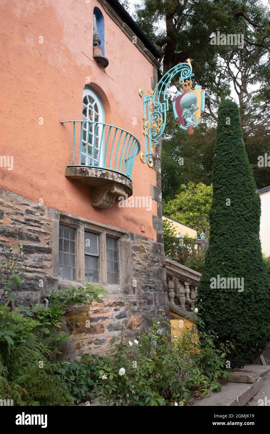 Semi circular balcony hi-res stock photography and images - Alamy