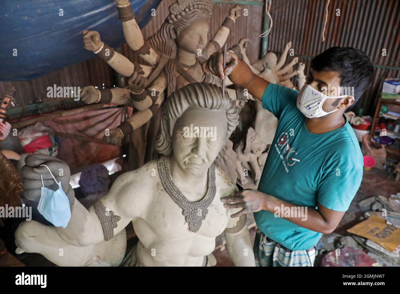 Non Exclusive DHAKA CITY, BANGLADESH SEPTEMBER 19, 2021 An artisan from Bangla Bazar