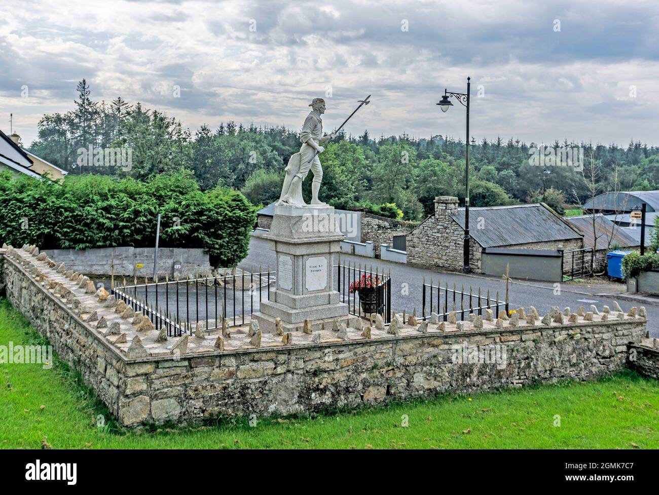 The statue an Irish rebel armed with a pike, in Ballinamuck, Longford, Ireland. in 1798, France invaded Ireland to assist an Irish rebellion. Stock Photo