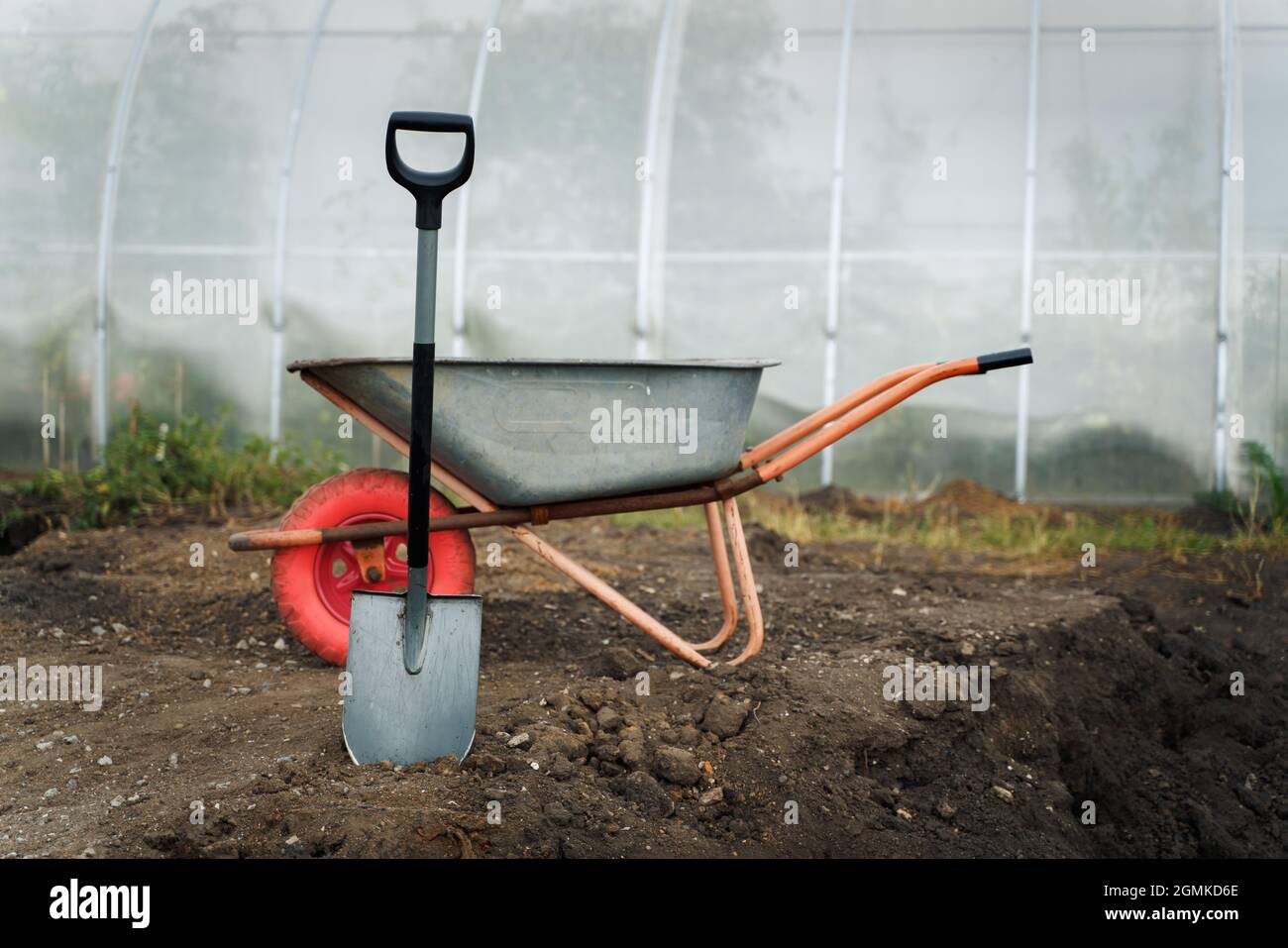 Shovel and wheelbarrow deals