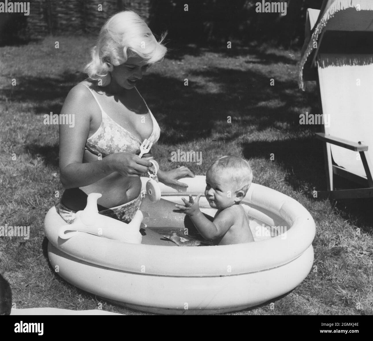 Oct. 1959 - Garrads Cross, England, United Kingdom - American actress JAYNE MANSFIELD and baby son MIKLAS play in a kiddie pool in the garden of the country house of H. Gregg where they have been staying.   (Credit Image: © Keystone Press Agency/ZUMA Wire) Stock Photo