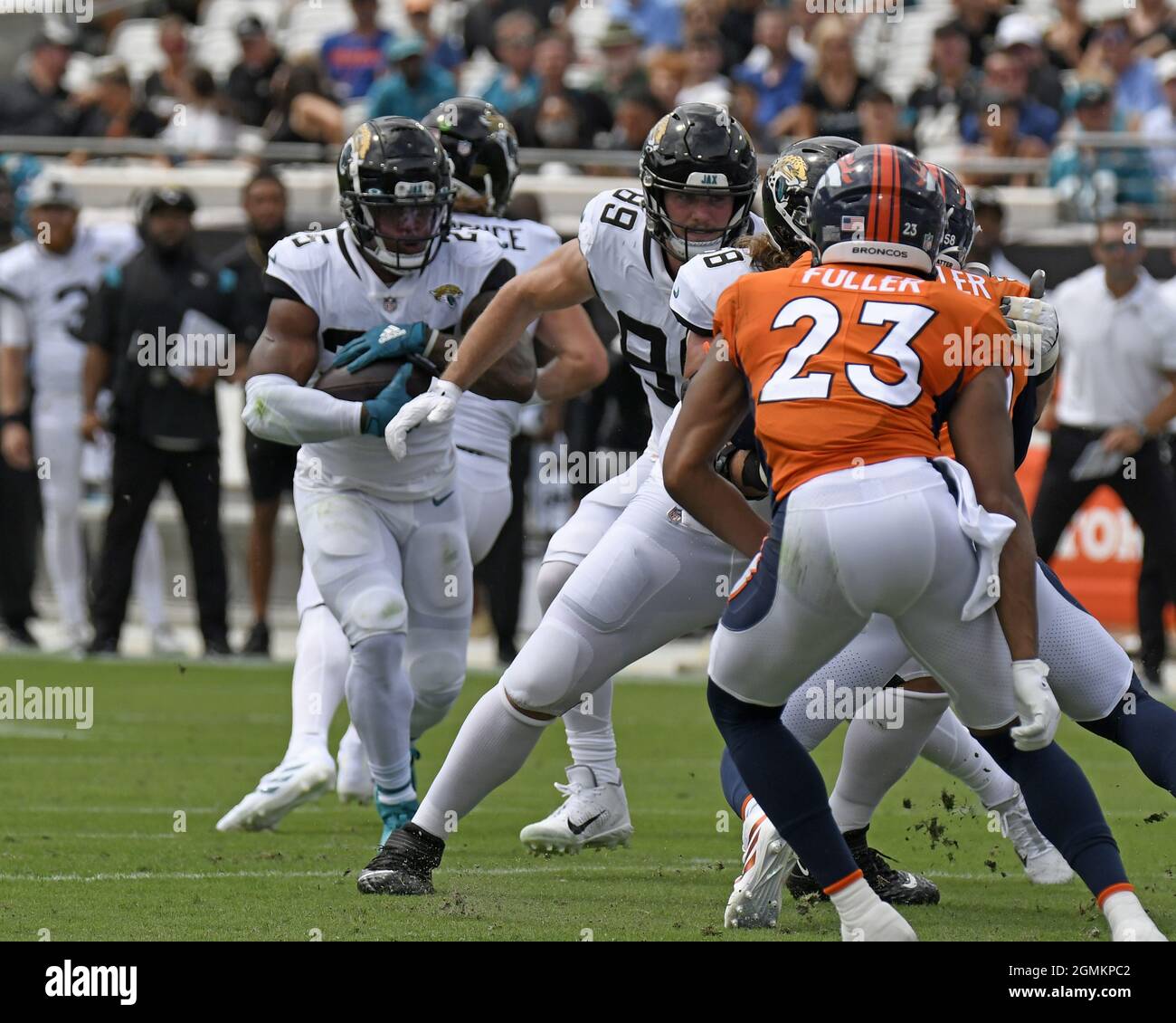 Jacksonville, USA. 18th Sep, 2022. September 18, 2022: Jacksonville Jaguars  running back JAMES ROBINSON (25) runs the ball in for a touchdown during  the Jacksonville Jaquars vs Indianapolis Colts NFL game at