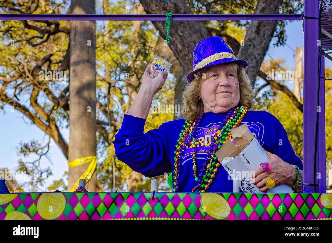 Throwing moonpies hires stock photography and images Alamy