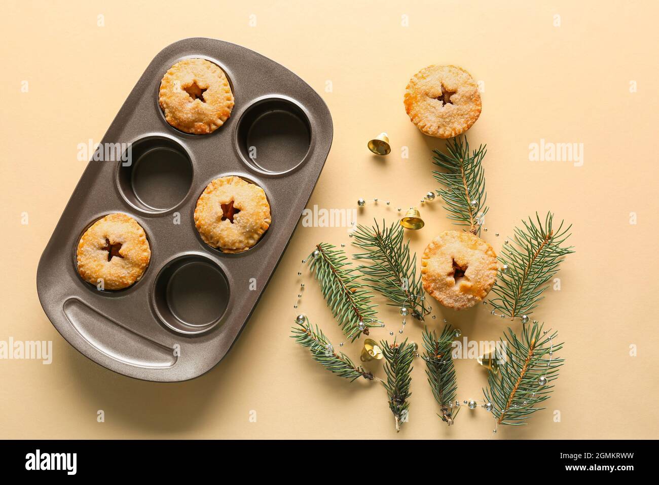 Baking tray with tasty mince pies on color background Stock Photo - Alamy