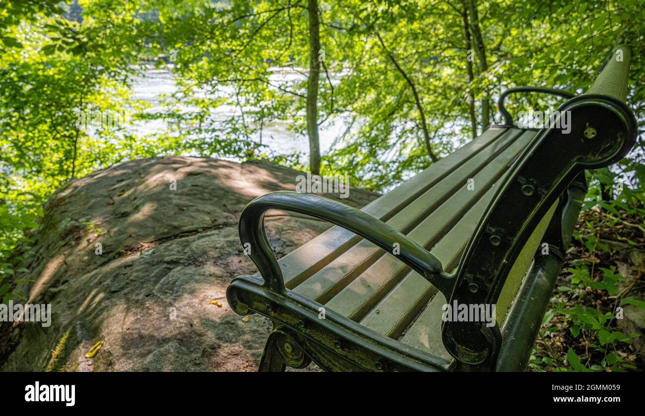 Scenic view park bench on a rock outcrop overlooking the Chattahoochee  River at the Chattahoochee River National Recreation Area near Atlanta, GA. Stock Photo