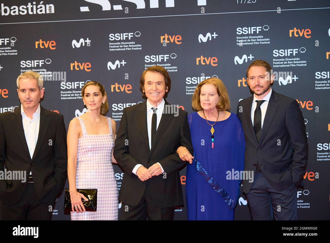 September 19, 2021, Donostia / San Sebastian, Euskadi, Spain: Raphael, Natalia Figueroa. Jacobo Martos, Alejandra Martos, Manuel Martos attended 'Raphaelismo' Red Carpet during 69th San Sebastian International Film Festival at Victoria Eugenia Theatre on September 20, 2021 in Donostia / San Sebastian, Spain (Credit Image: © Jack Abuin/ZUMA Press Wire) Stock Photo