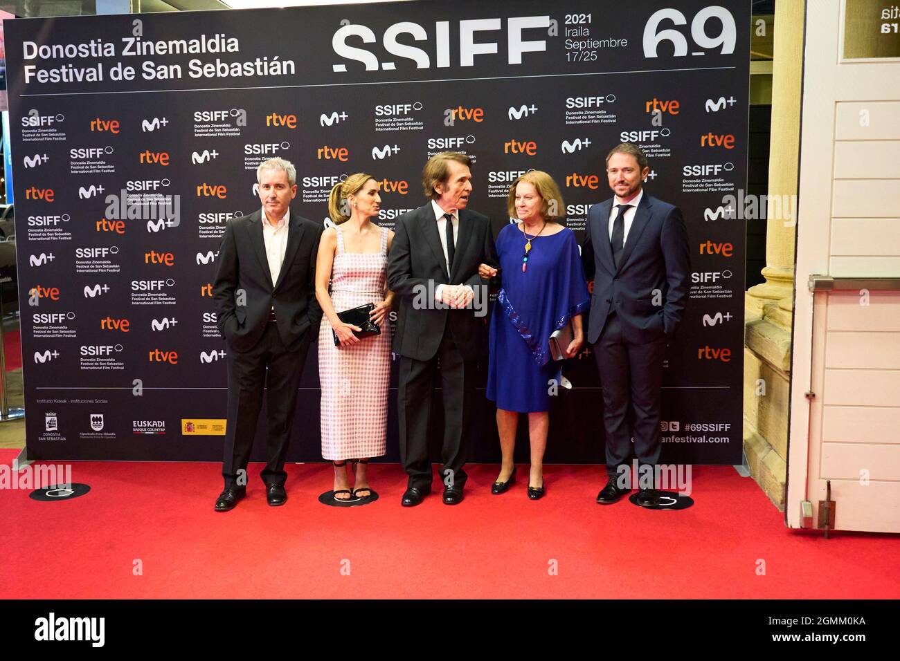 September 19, 2021, Donostia / San Sebastian, Euskadi, Spain: Raphael, Natalia Figueroa. Jacobo Martos, Alejandra Martos, Manuel Martos attended 'Raphaelismo' Red Carpet during 69th San Sebastian International Film Festival at Victoria Eugenia Theatre on September 20, 2021 in Donostia / San Sebastian, Spain (Credit Image: © Jack Abuin/ZUMA Press Wire) Stock Photo