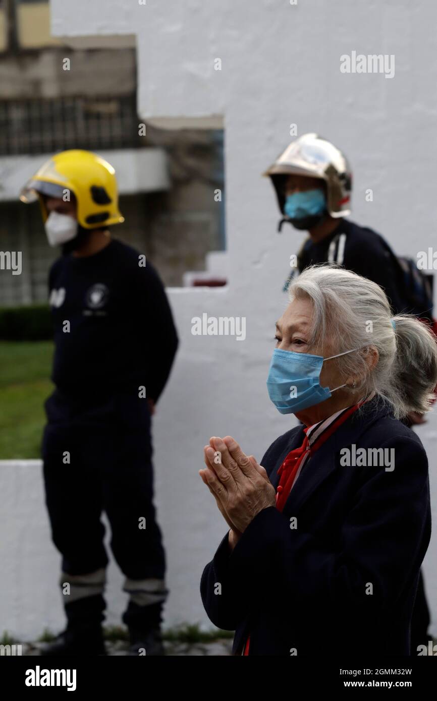 MEXICO CITY, MEXICO - SEPTEMBER 19, 2021:  Residents and relatives  take part during a mass pay tribute to those who died in the earthquakes of September 19, 1985 and 2017. Also a mournful tribute to Doña Gloria Juárez de Parga, who searched tirelessly for her children, Sandy and Sergio Parga, who disappeared in the Nuevo León building of the Unidad Habitacional Tlatelolco in the 1985 earthquake.  On September 19, 2021 in Mexico City, Mexico. (Photo by Luis Barron/ Eyepix Group) Stock Photo