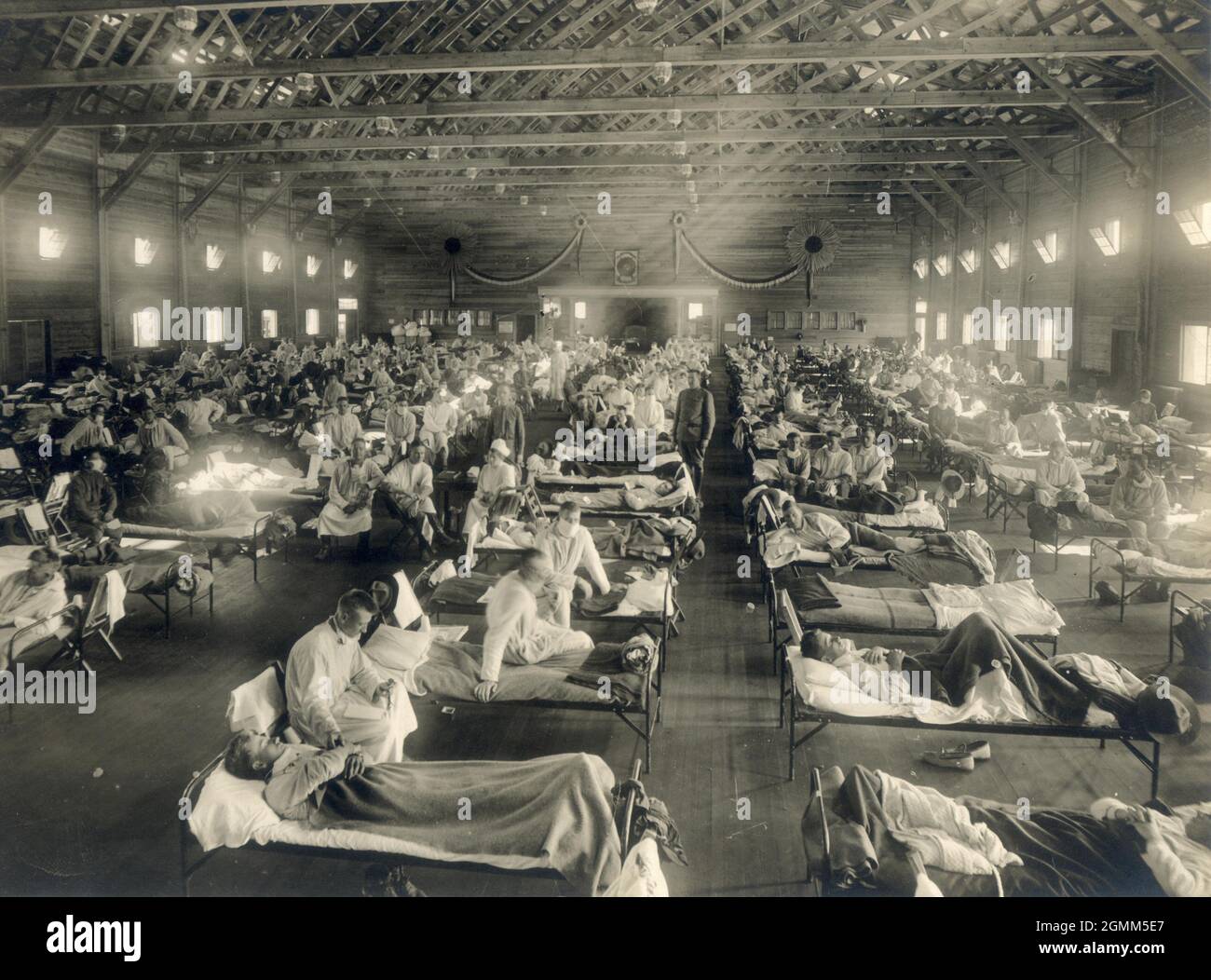 Patients in a military hospital during the Spanish Flu pandemic in 1918 Stock Photo