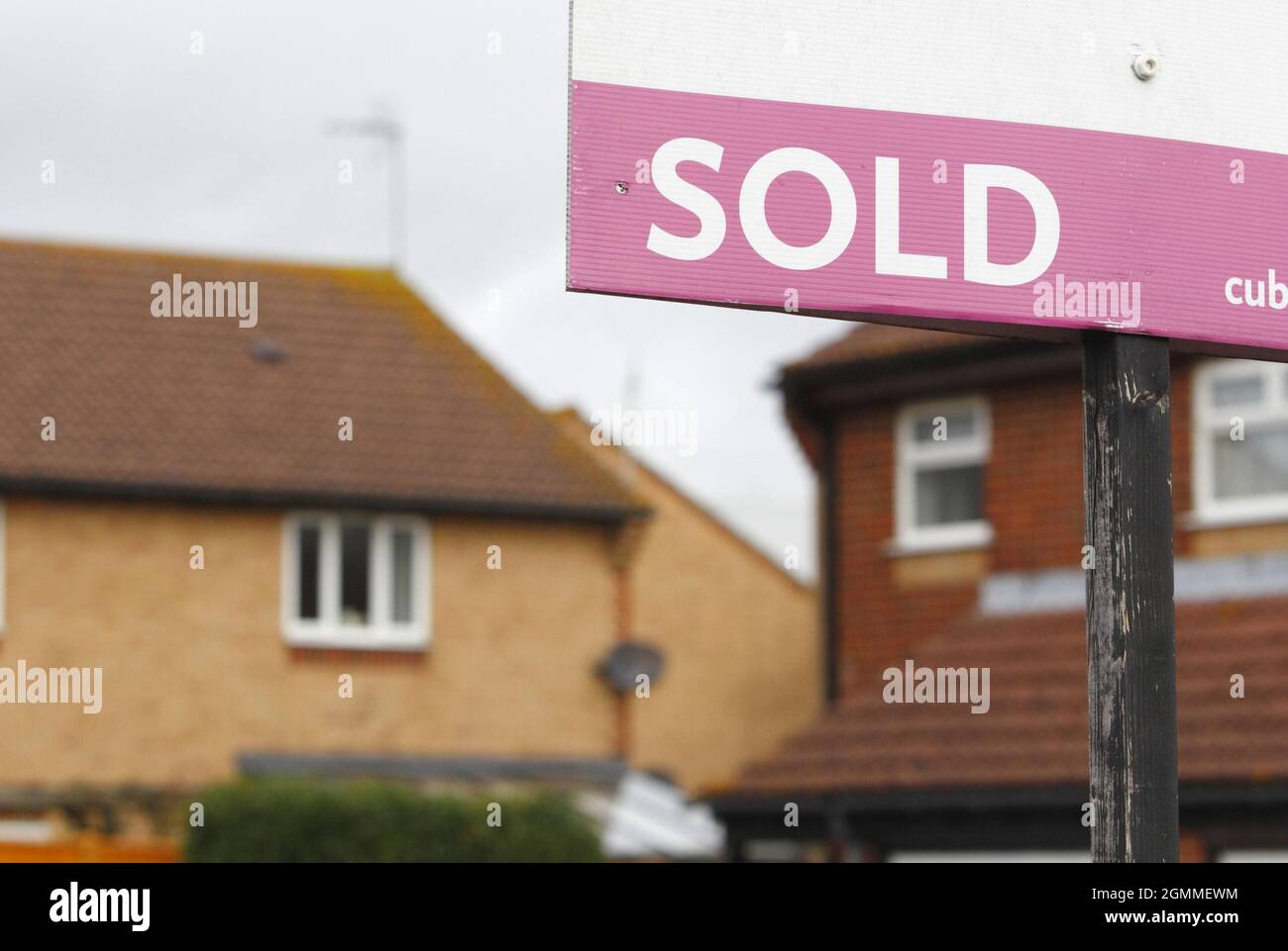 File photo dated 02/10/12 of an estate agent's sold sign outside a property. The average price tag on a home hit a new record high of £338,462 in September. The new asking price peak across Britain is just £15 higher than a previous record set in July, Rightmove said. Issue date: Monday September 20, 2021. Stock Photo