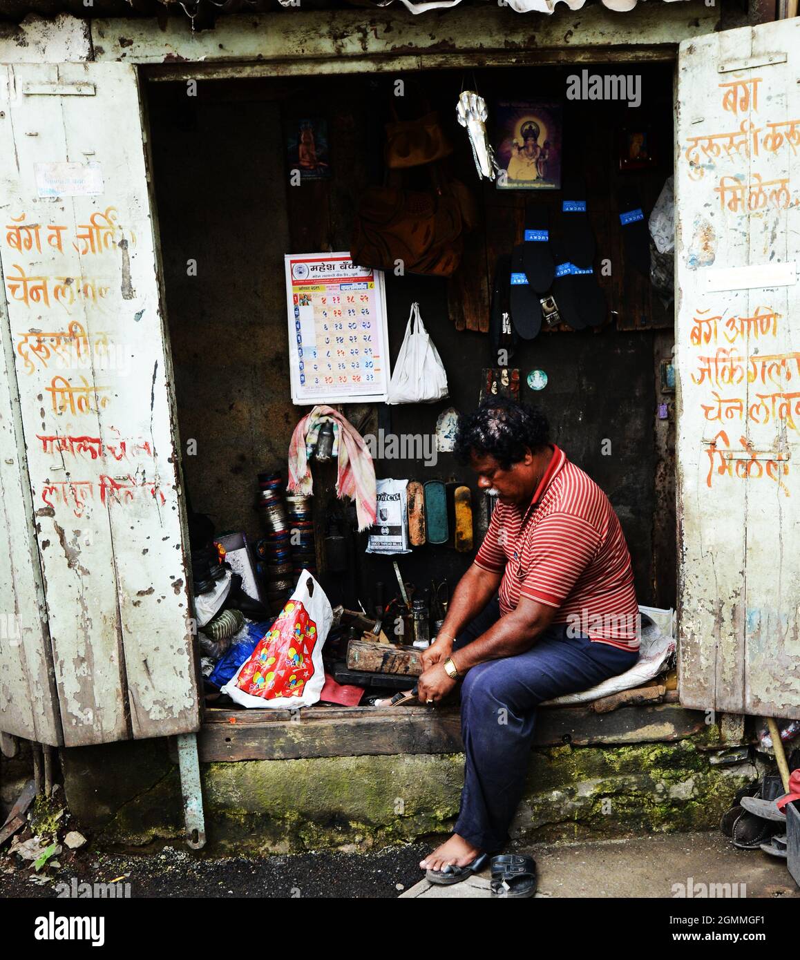 Shoe repair shop hi-res stock photography and images - Alamy