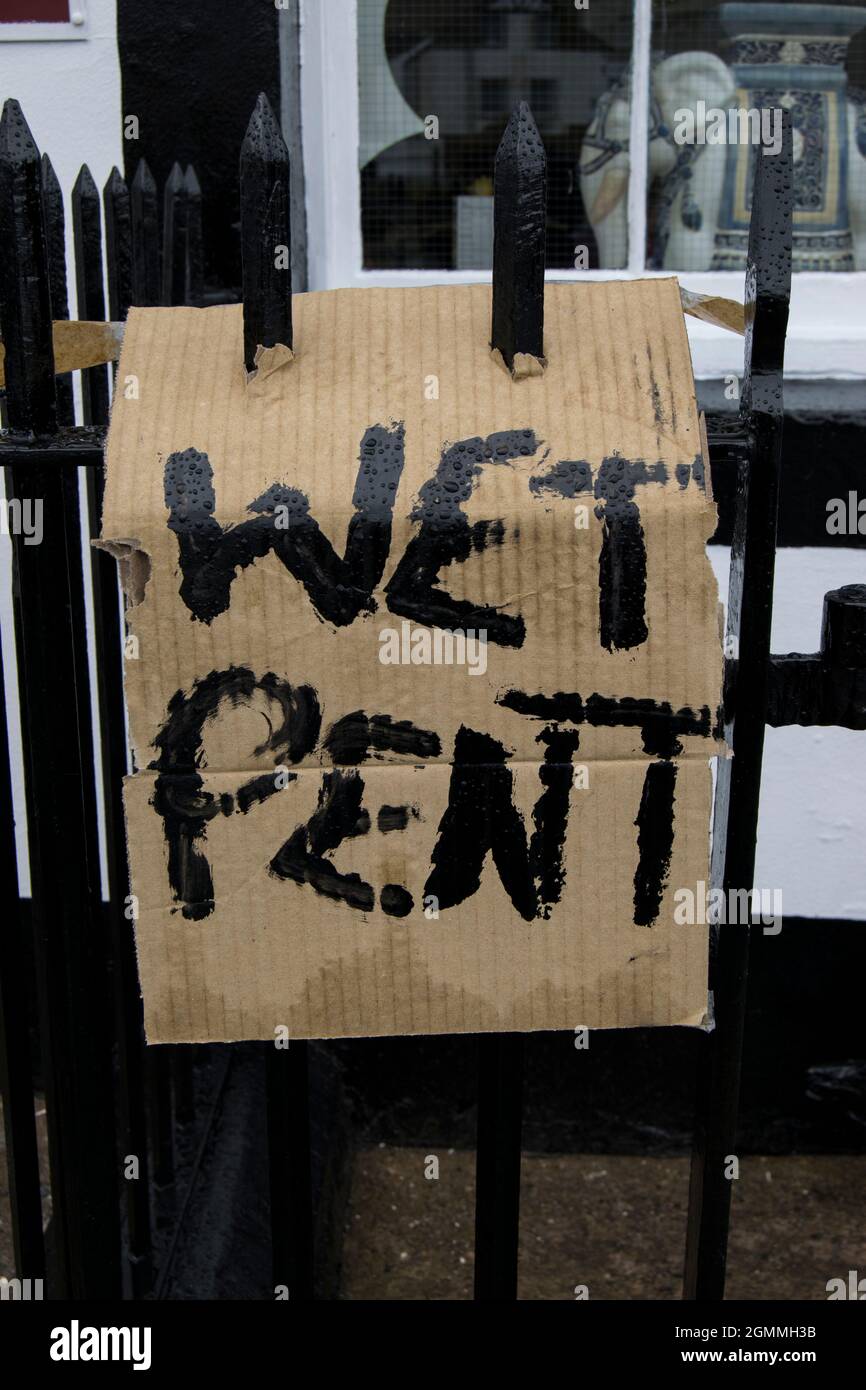 Homemade cardboard wet paint sign on railings Stock Photo Alamy