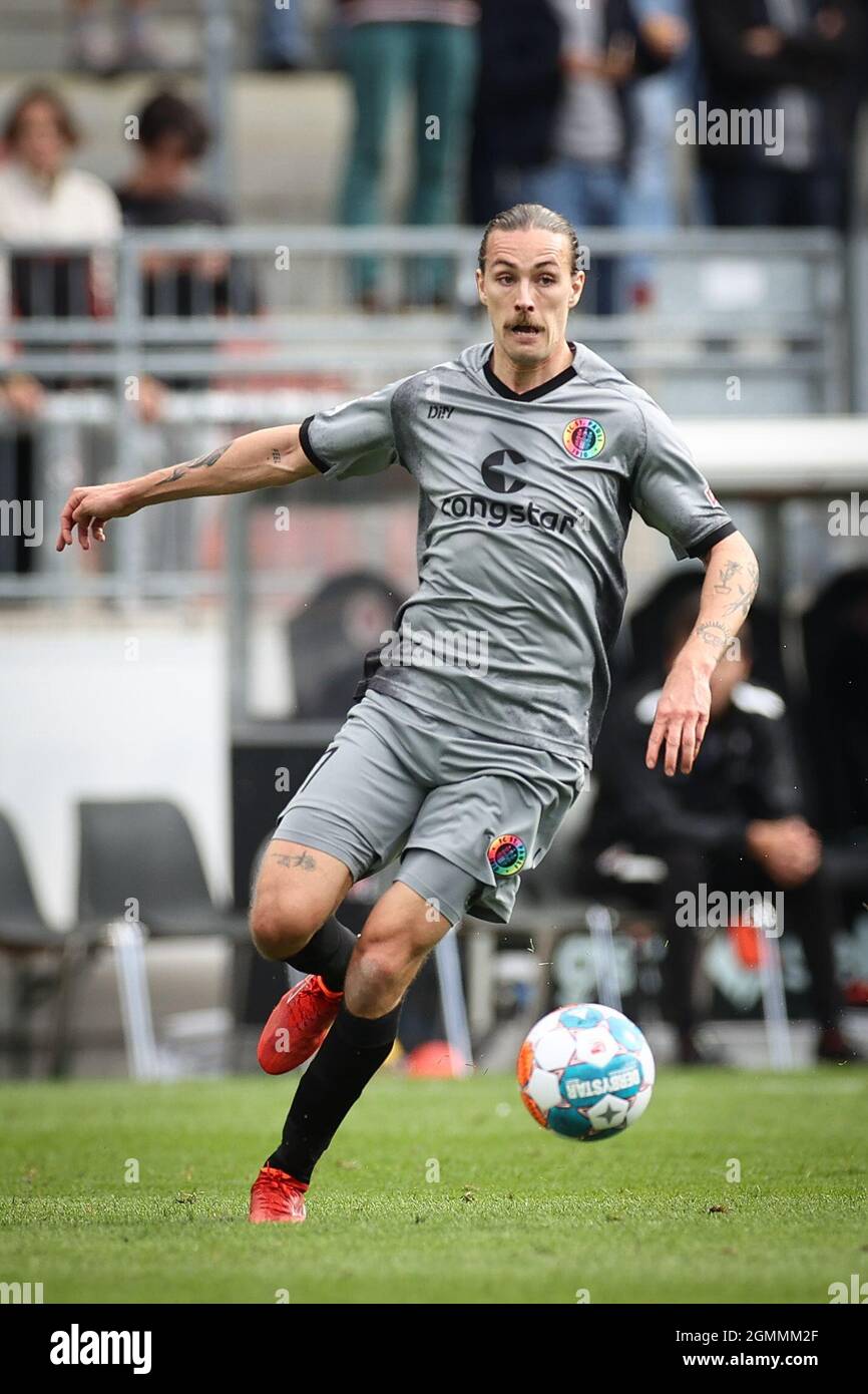 Hamburg, Germany. 19th Sep, 2021. Fußball: 2. Bundesliga, 7. Spieltag, FC  St. Pauli - FC Ingolstadt 04, im Millerntor-Stadion. St. Paulis Jackson  Irvine spielt den Ball. Credit: Christian Charisius/dpa - only for