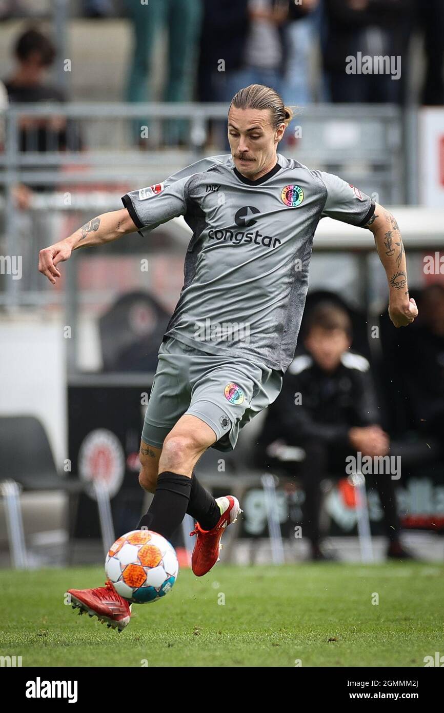 Hamburg, Germany. 19th Sep, 2021. Fußball: 2. Bundesliga, 7. Spieltag, FC  St. Pauli - FC Ingolstadt 04, im Millerntor-Stadion. St. Paulis Jackson  Irvine spielt den Ball. Credit: Christian Charisius/dpa - only for