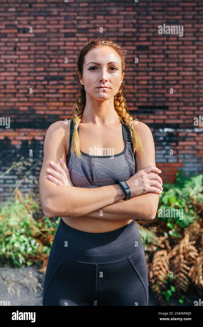 Crossed arms hi-res stock photography and images - Alamy