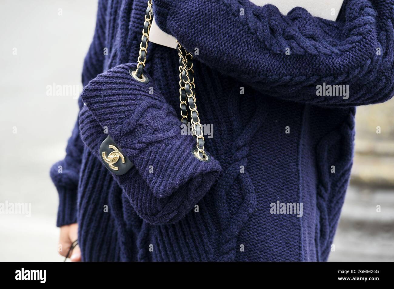 Chanel bag streetstyle hi-res stock photography and images - Alamy