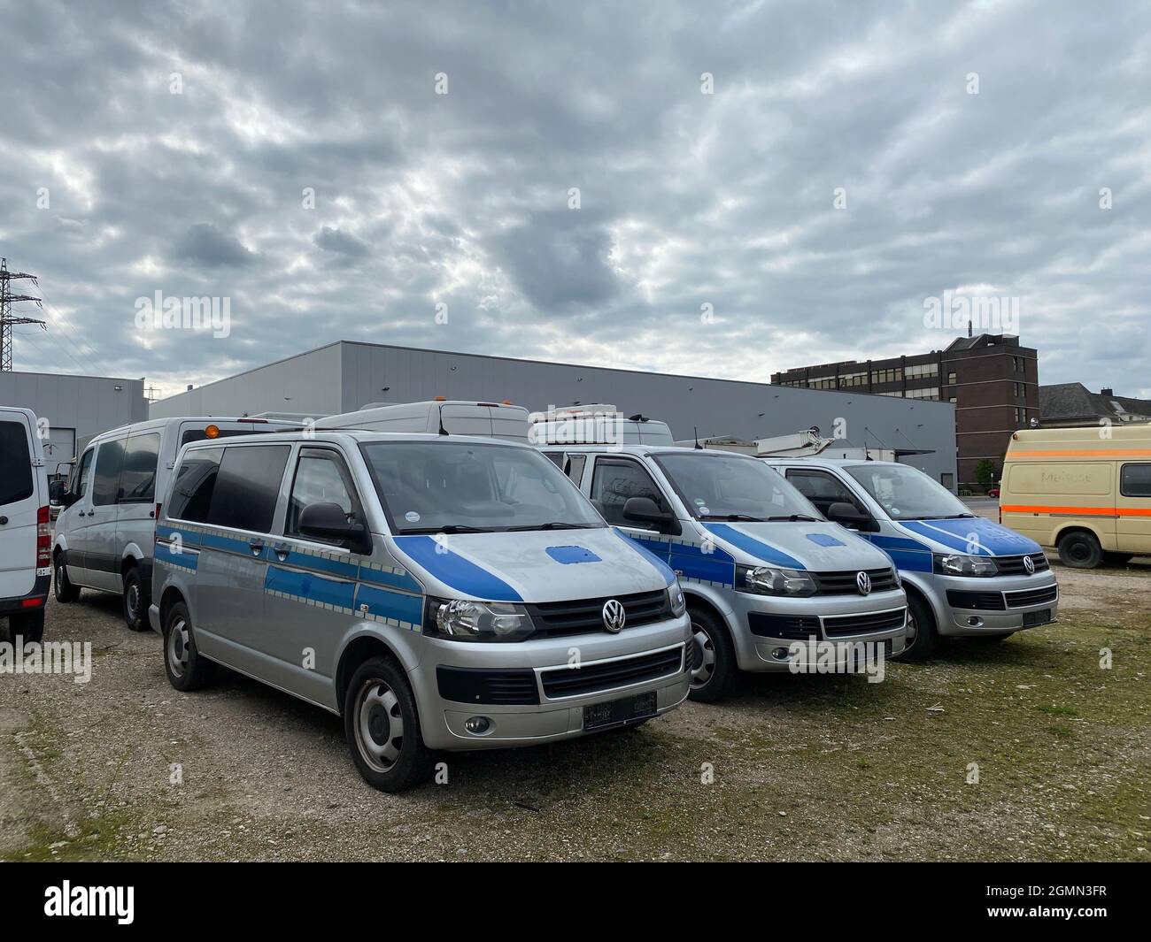 Drei ehemalige Polizeibusse VW T5 warten in Düsseldorf auf die Versteigerung. Stock Photo