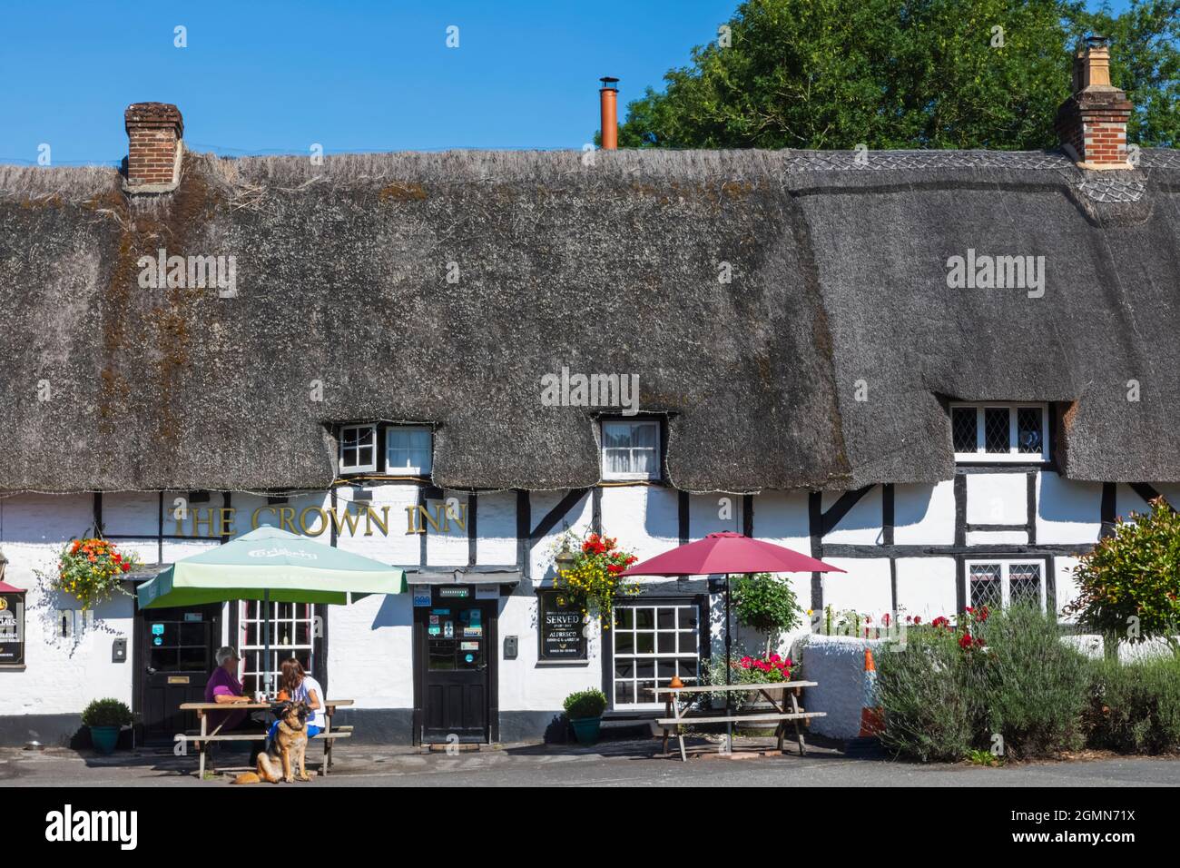 England, Hampshire, Test Valley, Stockbridge, King's Somborne, The Crown Inn Traditional Thatched Country Pub Stock Photo