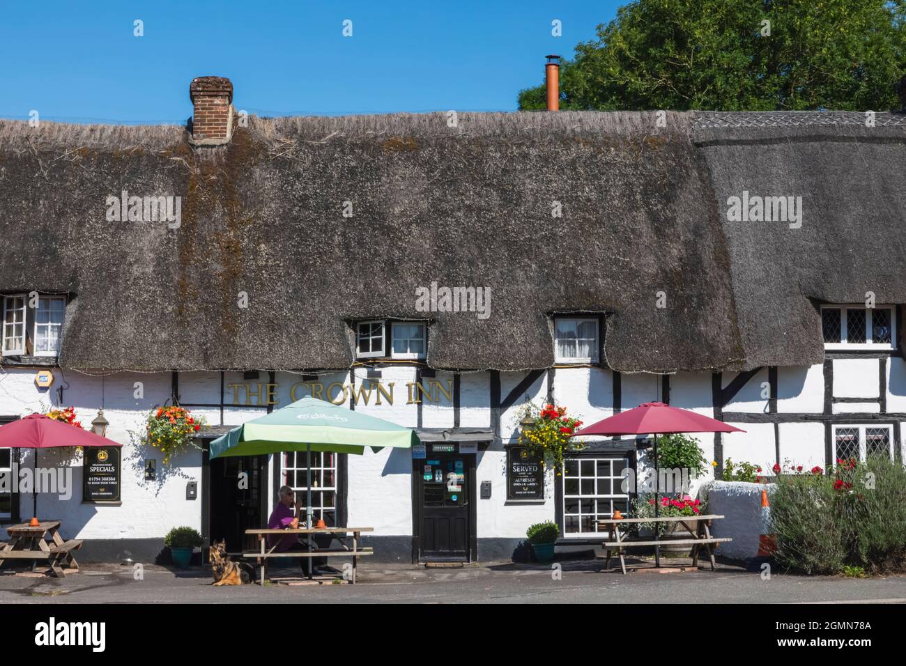 England, Hampshire, Test Valley, Stockbridge, King's Somborne, The Crown Inn Traditional Thatched Country Pub Stock Photo