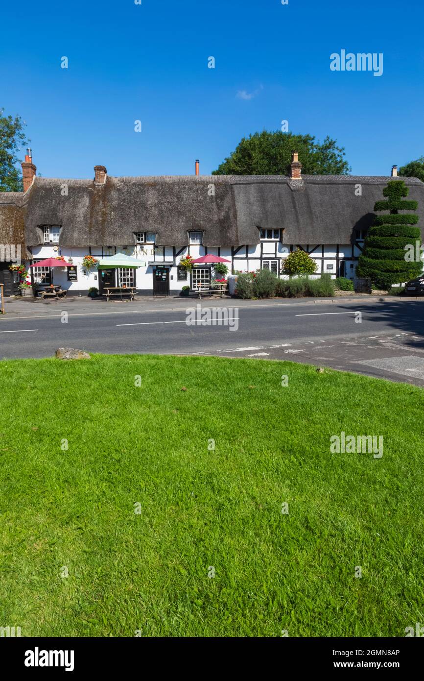 England, Hampshire, Test Valley, Stockbridge, King's Somborne, The Crown Inn Traditional Thatched Country Pub and Empty Road Stock Photo
