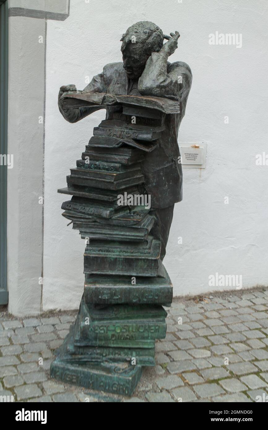 'The Seeker after Truth' Bronze street sculpture in Wangen in Allgaeu, Baden-Wurttenberg, Germany (sculpted by Gisela Steimle). Stock Photo