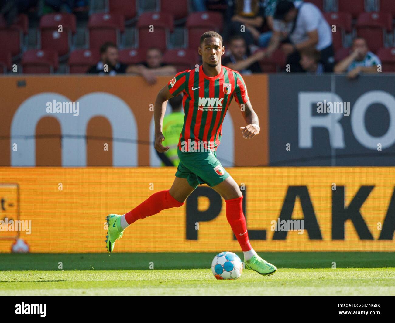 Reece OXFORD (# 4, A). Soccer, FC Augsburg - Borussia Mvšnchengladbach 1: 0, Soccer Bundesliga, 5th matchday, season 2021-2022, on September 18, 2021 in Augsburg, WWKARENA, Germany. DFL regulations prohibit any use of photographs as image sequences and/or quasi-video. ¬ Stock Photo