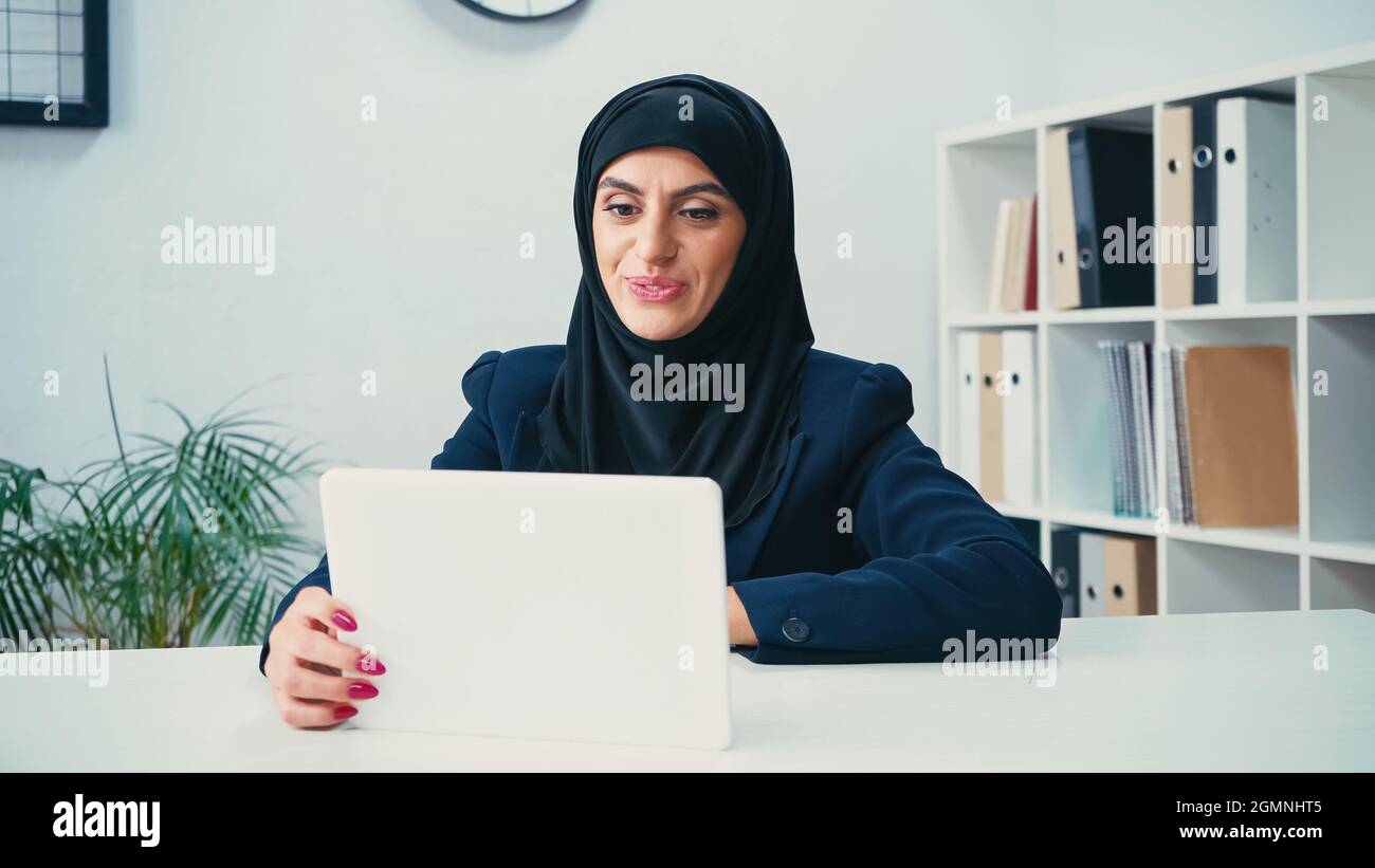 Muslim woman in hijab tablet hi-res stock photography and images - Alamy