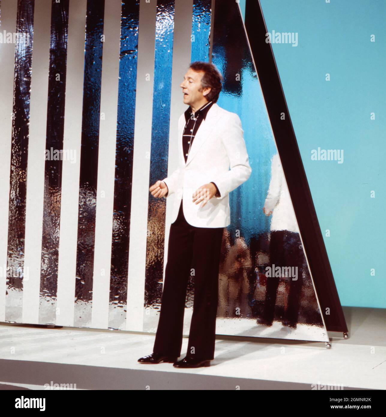 Jean Pierre Cassel, französischer Schauspieler und Sänger, bei einem  Auftritt in der Show "Hallo Peter", Deutschland 1976. French actor and  singer Jean Pierre Cassel performing at the TV show "Hallo Peter", Germany
