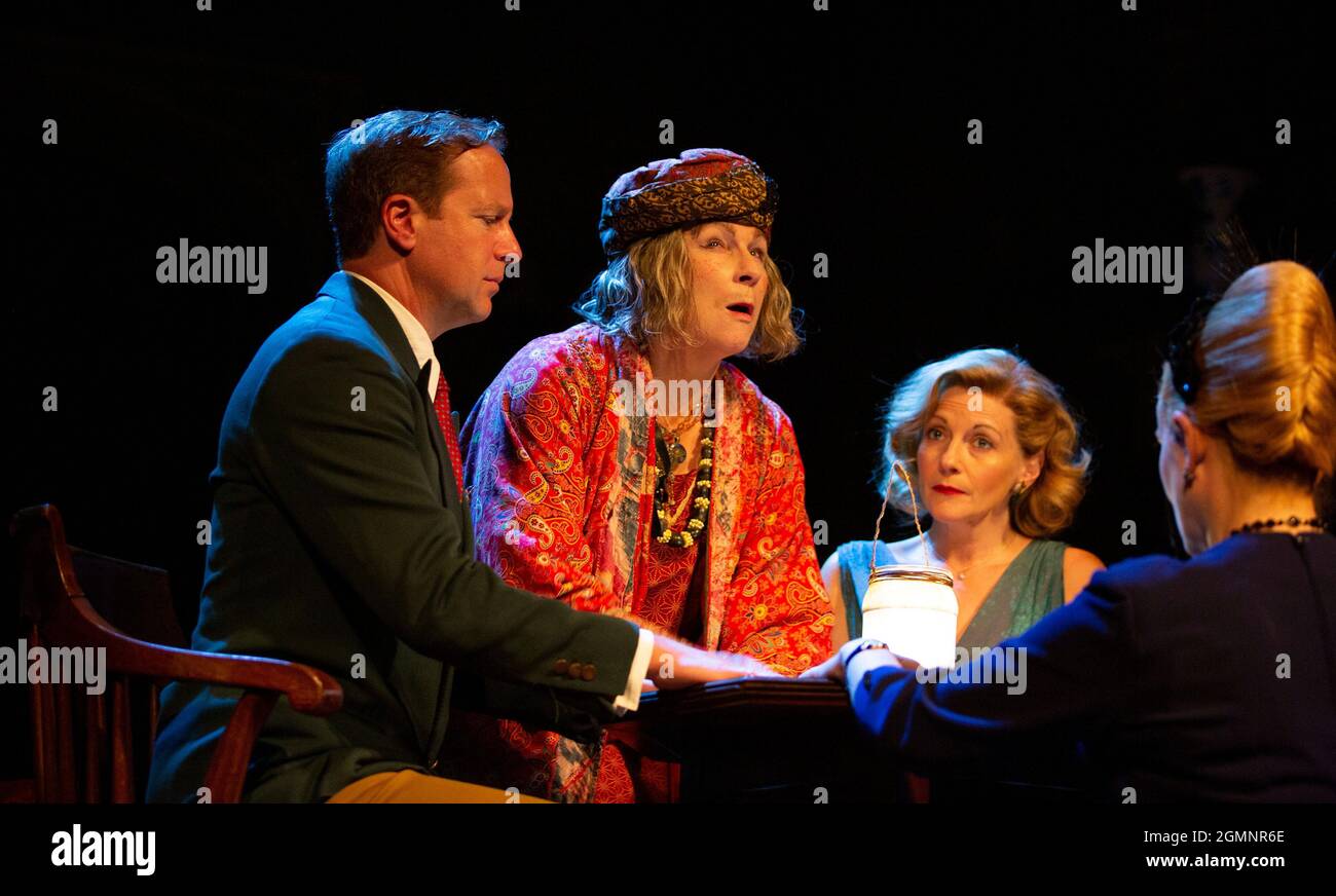 the seance - l-r: Geoffrey Streatfield (Charles Condomine), Jennifer Saunders (Madame Arcati), Lisa Dillon (Ruth Condomine), Lucy Robinson (Mrs Bradma Stock Photo