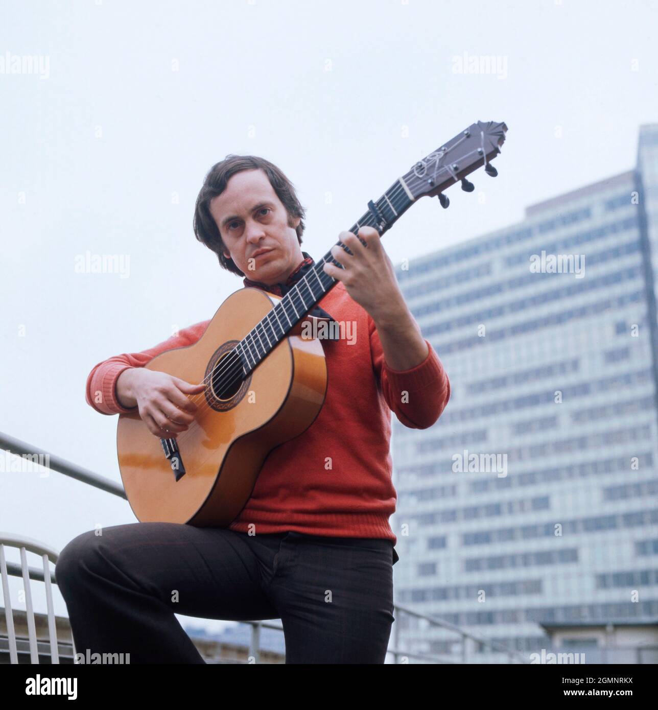 Paco Peña, spanischer Flamenco Gitarrist, Portrait mit Gitarre circa 1975. Paco Peña, Spanish flamenco guitarist, portrait with guitar circa 1975. Stock Photo