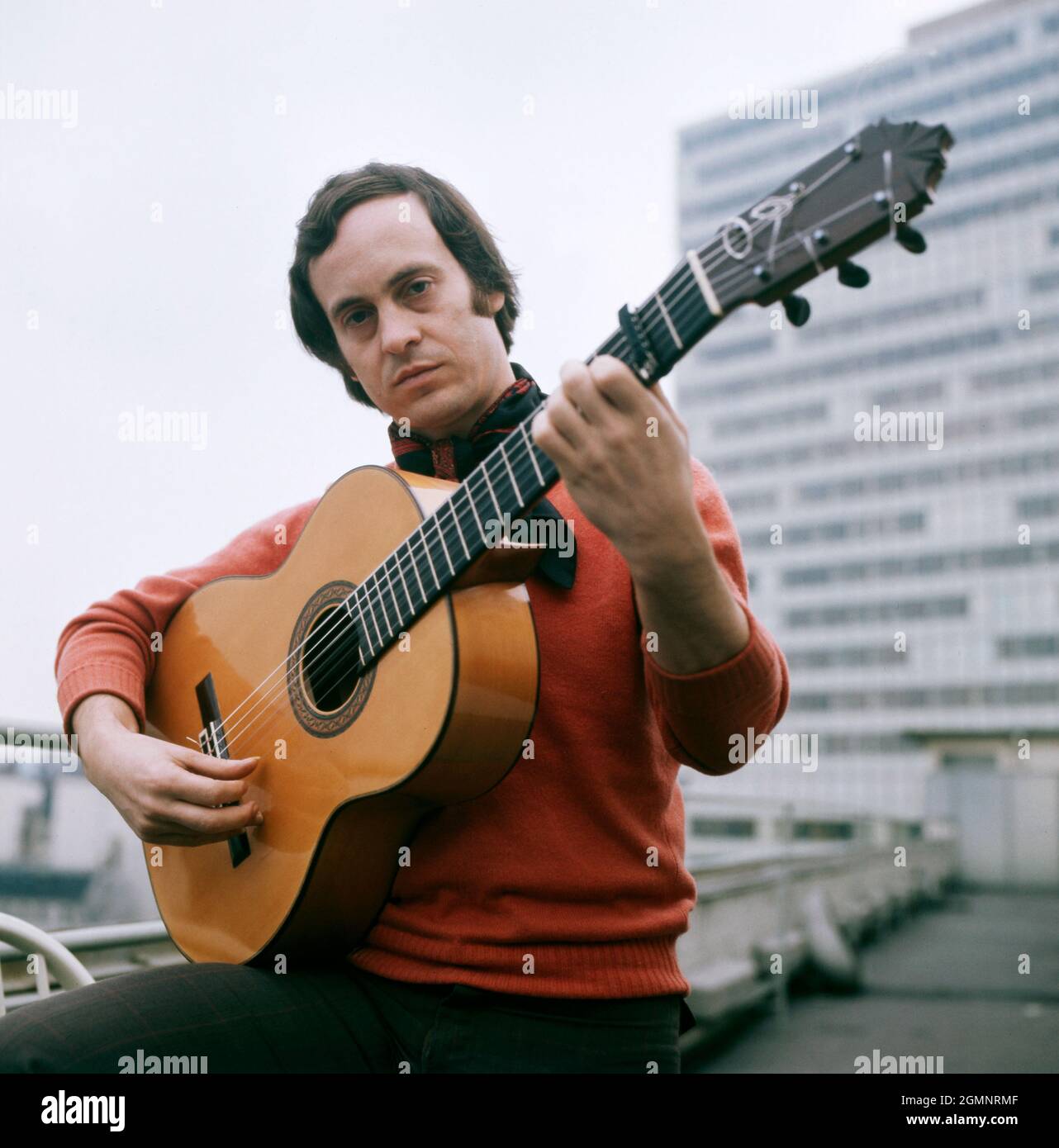 Paco Peña, spanischer Flamenco Gitarrist, Portrait mit Gitarre circa 1975. Paco  Peña, Spanish flamenco guitarist, portrait with guitar circa 1975 Stock  Photo - Alamy