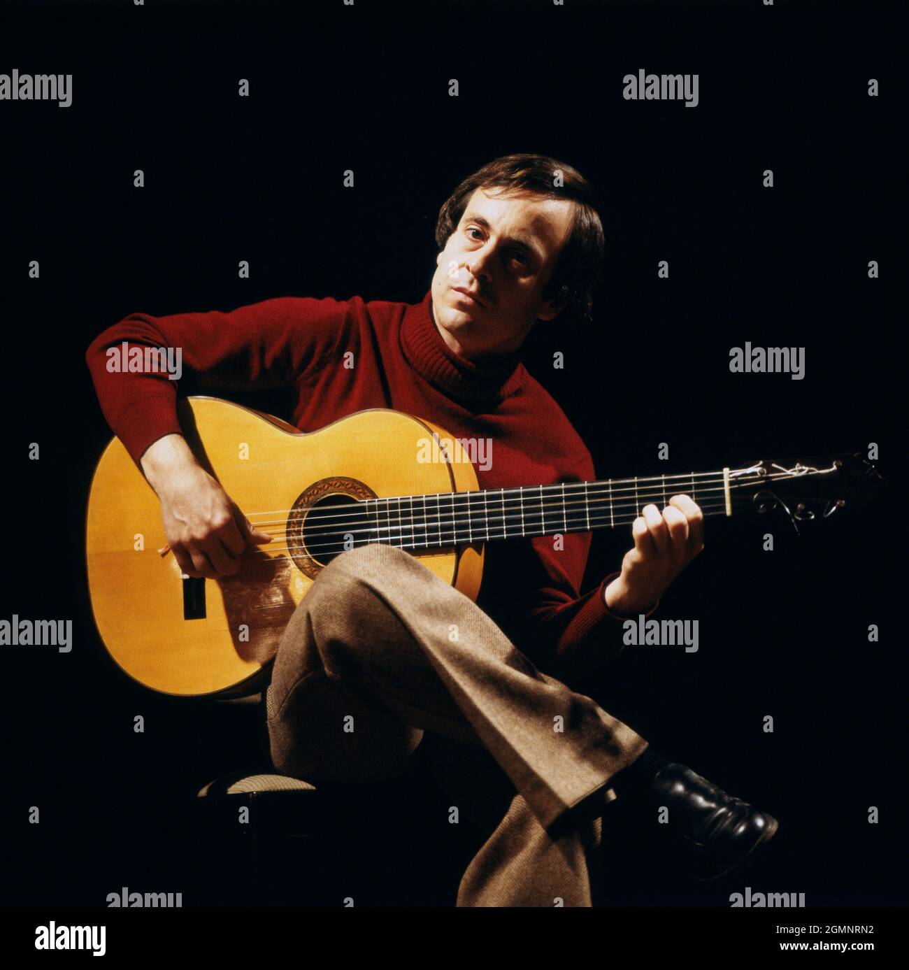 Paco Peña, spanischer Flamenco Gitarrist, Portrait mit Gitarre circa 1975. Paco Peña, Spanish flamenco guitarist, portrait with guitar circa 1975. Stock Photo