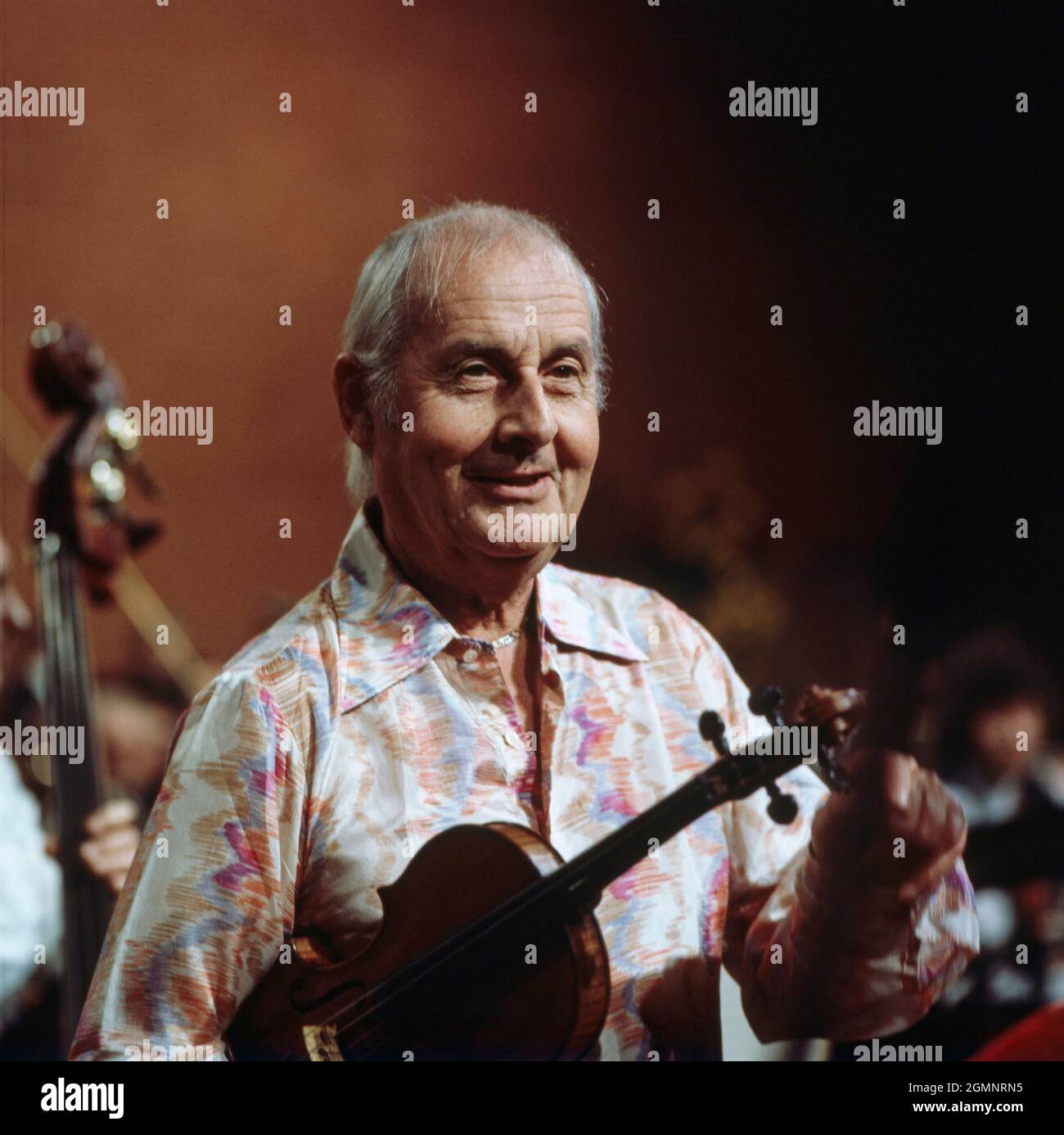 Stephane Grappelli, französicher JazzGeiger, bei einem Auftritt im