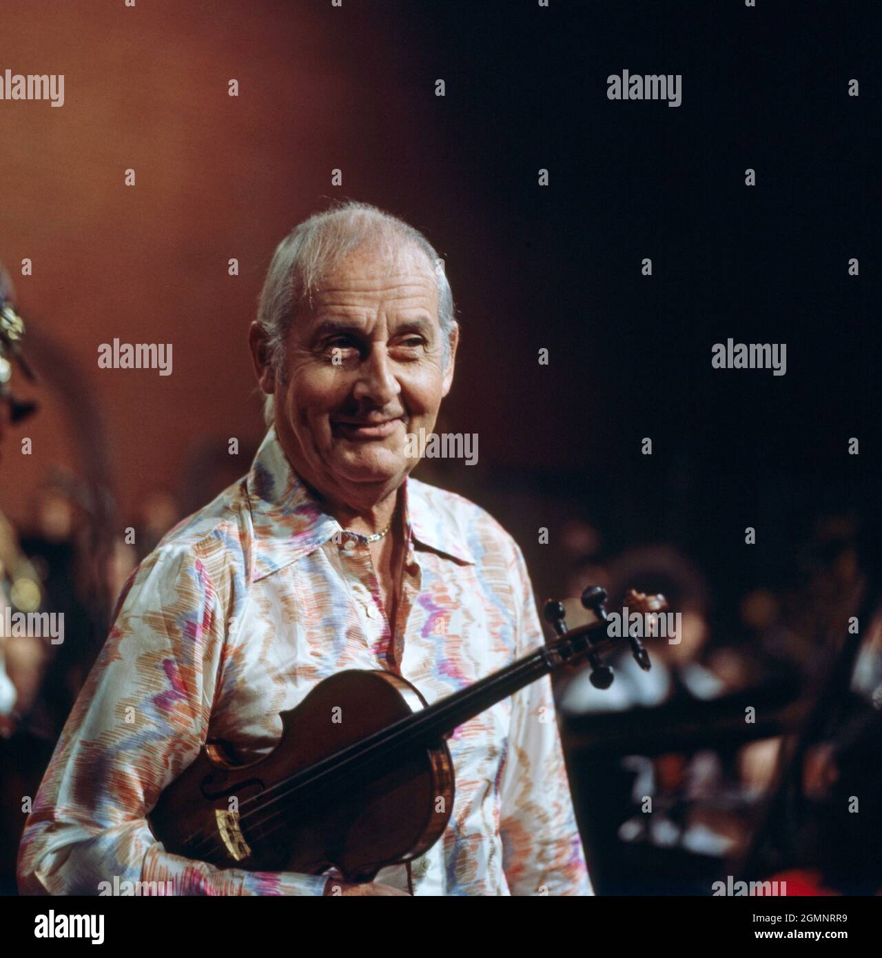 Stephane Grappelli, französicher JazzGeiger, bei einem Auftritt im