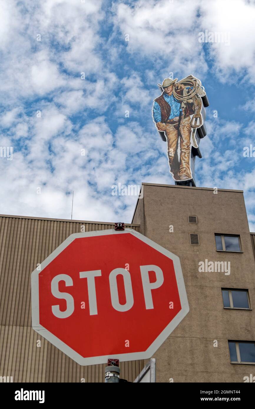 Marlboro Mann auf dem Dach der Philip Morris Manufacturing GmbH in Neukölln, Stop Schild, Neukoellnische Allee, Berlin , Stock Photo